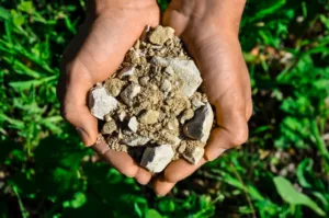 schotter and kies soil in a pair of hands