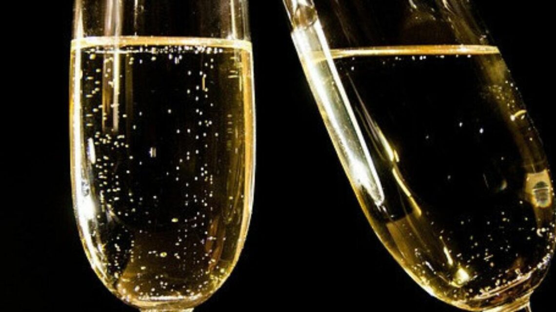 What is the difference between Sekt and Champagne - two glasses of sekt