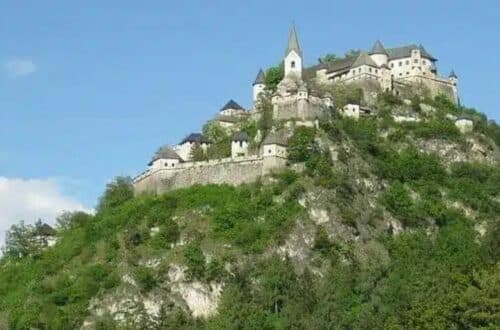 Wines in Kärnten - picture of a town on top of a hill